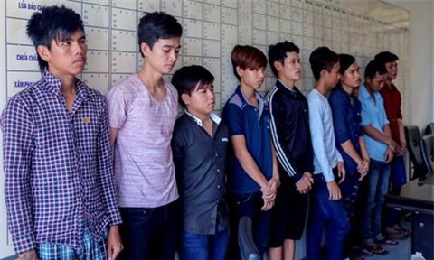 Không tìm được người trả thù, nhóm thanh niên gặp ai cũng chém