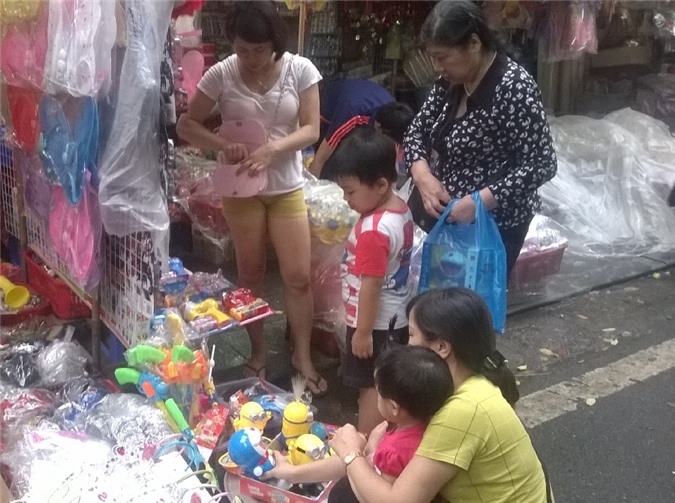 Thị trường đồ chơi trẻ em "ế ẩm" cận ngày Tết Thiếu nhi 1/6