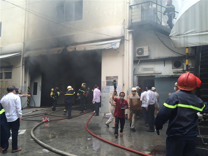 TP. HCM: Cháy dữ dội tại salon ôtô, giải cứu gần 40 chiếc xe