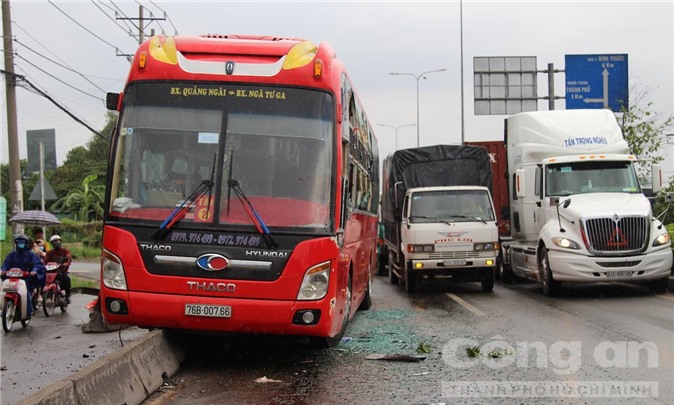 Va chạm với xe tải, xe khách cưỡi dải phân cách trên quốc lộ 1A