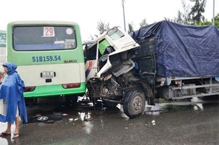 Xe tải nát bét đầu sau cú húc vào hông xe buýt