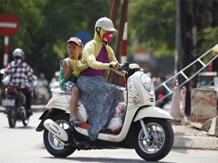 Nắng nóng bao trùm Bắc và Trung Bộ, có nơi trên 37 độ C