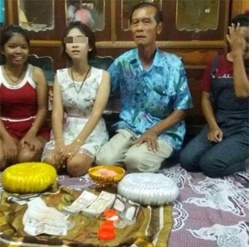 Sốc: Cụ ông 70 tuổi mang tiền, vàng cưới thiếu nữ 17 tuổi