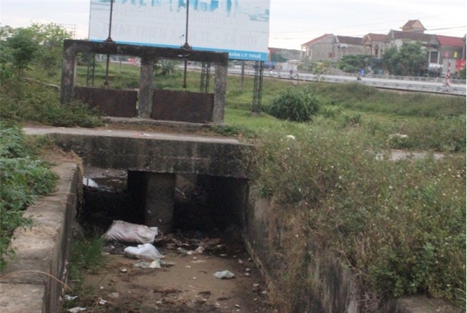 Bàng hoàng phát hiện xác người đàn ông nhiều vết đâm ở cống nước 