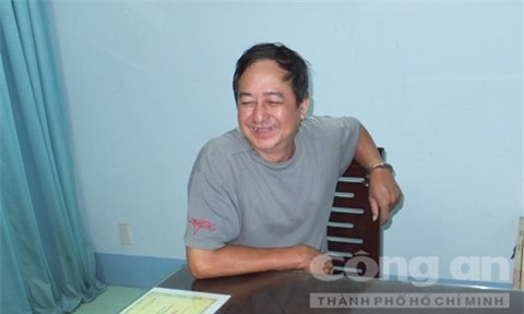 Cảnh sát nghỉ hưu đâm chết người đến đòi nợ con gái