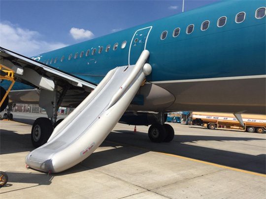 Khách tự mở cửa thoát hiểm, Vietnam Airlines "đi tong" 20.000 USD