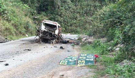 Nổ xe khách nghi chở pháo, 9 người tử vong tại chỗ