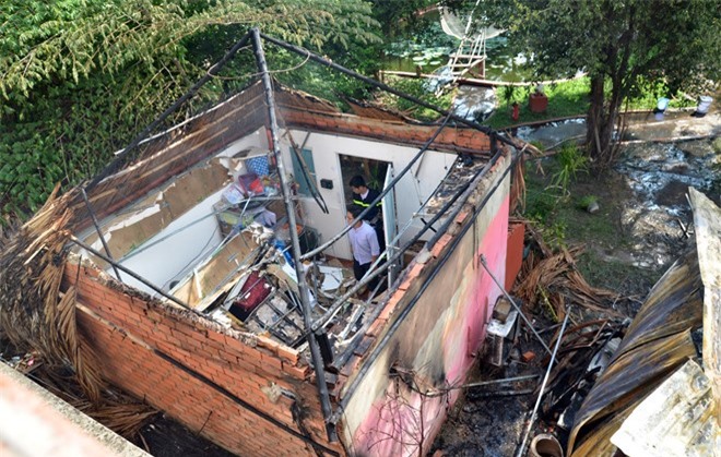 Quán cà phê bốc cháy, cả khu phố hoảng loạn tháo chạy