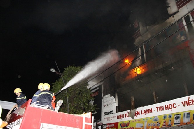 Siêu thị điện máy lớn bậc nhất Quảng Trị bốc cháy, thiệt hại hàng tỷ đồng