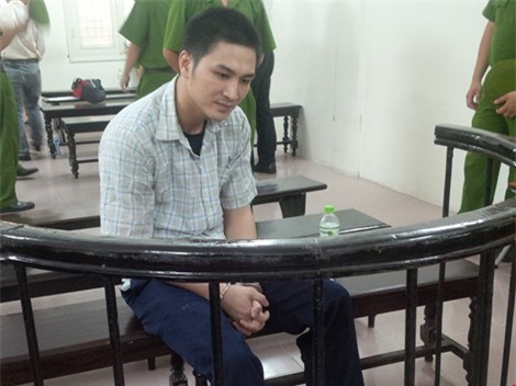 Tài xế hất CSGT lên nắp capo ở Long Biên lãnh án 18 năm tù