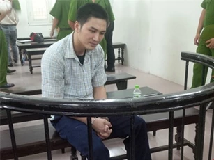 Tài xế hất CSGT lên nắp capo ở Long Biên lãnh án 18 năm tù