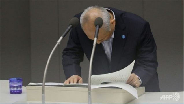 Thị trưởng Tokyo cúi đầu xin lỗi người dân vì "tiêu hoang"