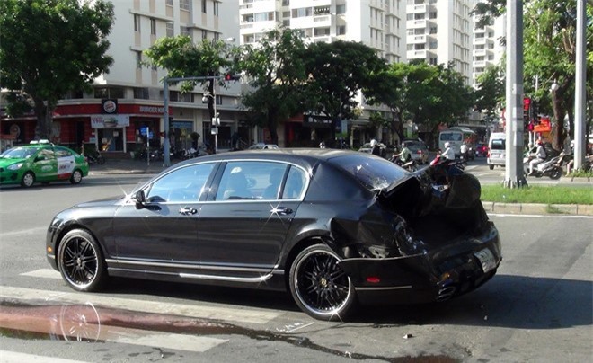 TP. HCM: "Xế hộp" Bentley hơn 12 tỷ bị container húc văng biến dạng