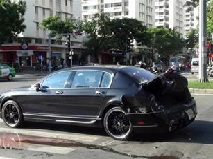 TP. HCM: "Xế hộp" Bentley hơn 12 tỷ bị container húc văng biến dạng