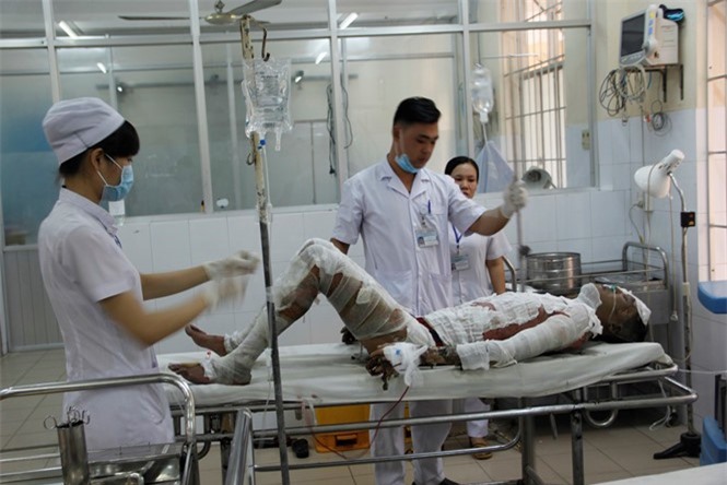 Chồng thiêu sống vợ cũ tại bệnh viện, cả hai nguy kịch