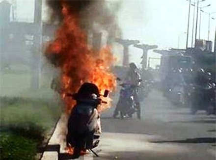 Đang chạy, xe tay ga cháy ngùn ngụt trên xa lộ Hà Nội