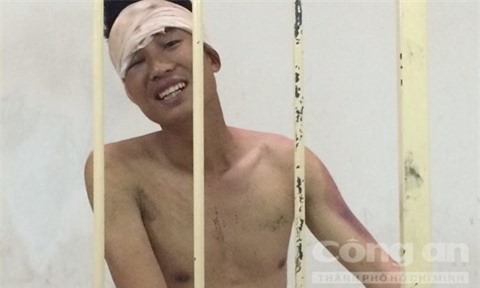 Kẻ ngáo đá khỏa thân xông vào trụ sở công an quận 1 gây rối