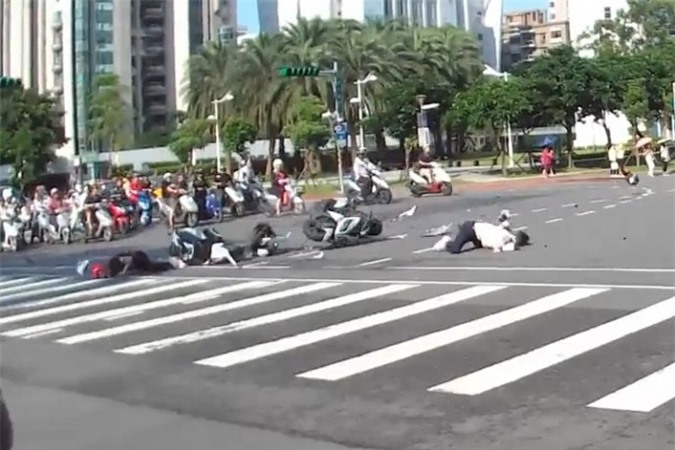 Nam thanh niên vượt đèn đỏ, hai xe máy tông nhau nát vụn