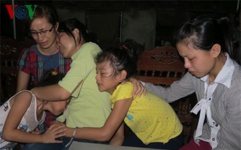 Vụ nổ xe khách ở Lào: Quê nghèo đẫm nước mắt đón thi thể các nạn nhân