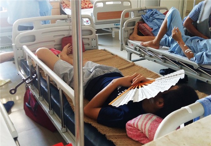 Công an lấy lời khai hung thủ giết vợ, chém chồng ở Nghệ An