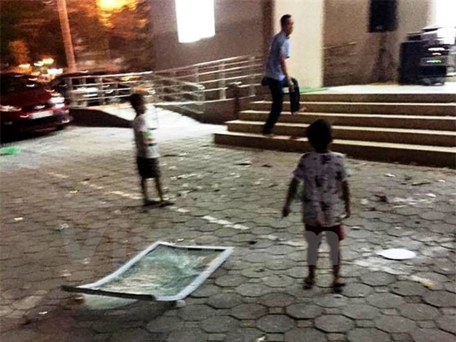 Cửa kính chung cư Linh Đàm rơi tự do, nhiều trẻ em suýt chết