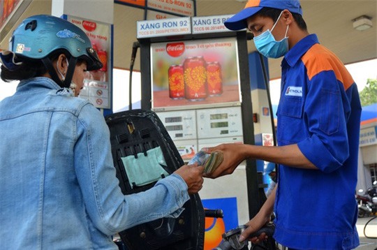 Giá xăng tăng thêm 680 đồng mỗi lít từ 15h chiều nay