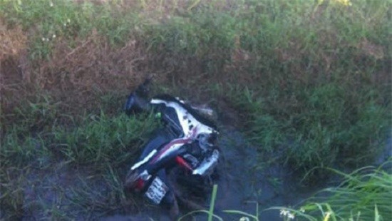 Hoảng hốt phát hiện xác chết cùng xe máy dưới mương nước ở Hà Nội