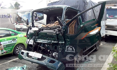 Tai nạn liên hoàn 5 xe ô tô, tài xế kẹt cứng trong cabin