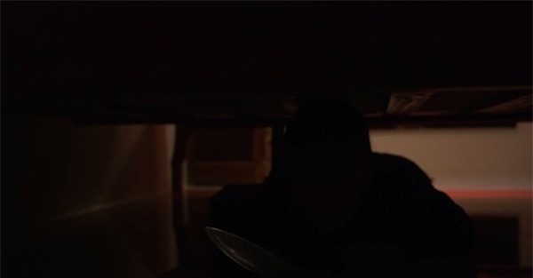 Tên trộm nấp dưới gầm giường bị gia chủ phát hiện vì... có mùi lạ