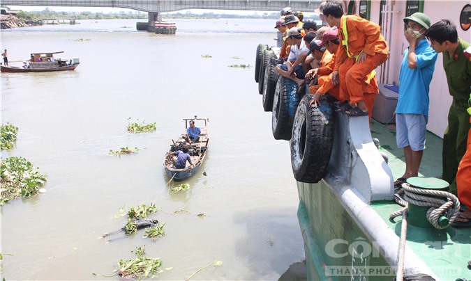 Hoảng hồn thi thể nam thanh niên trôi dạt vào cảng Bình Dương