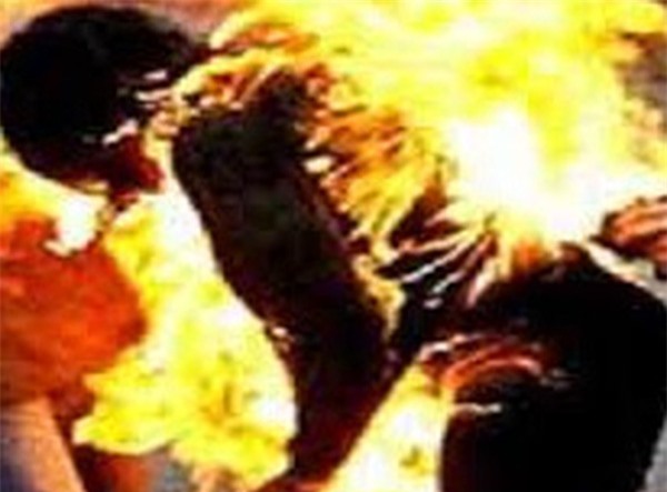 Bị gia đình người yêu ngăn cưới, nam thanh niên tưới xăng tự thiêu