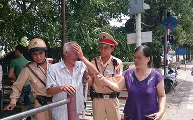 Hà Nội: Cứu kịp thời một cụ ông ý định lao đầu vào tàu hỏa