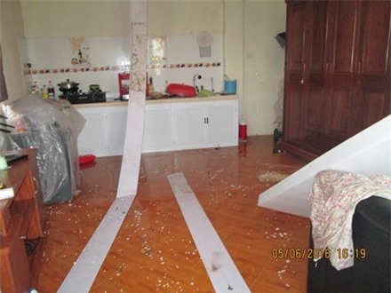 Hà Nội: Mưa lớn “quá sức tưởng tượng” làm đổ cây, tốc mái nhà