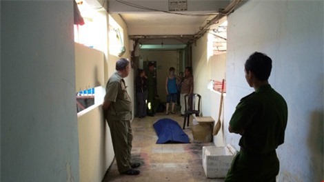 Hoảng hồn phát hiện cụ ông 80 tuổi treo cổ trong cư xá ở TP HCM