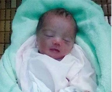 Phát hiện bé sơ sinh mặt đầy vết máu bị bỏ rơi ở bụi chuối