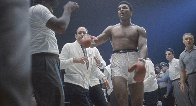 Tổng thống Obama đang giữ vật gì của võ sĩ Muhammad Ali?