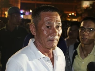 Trẻ em hốt hoảng khóc thét, tôi động viên: "Có chú đây, đừng lo"