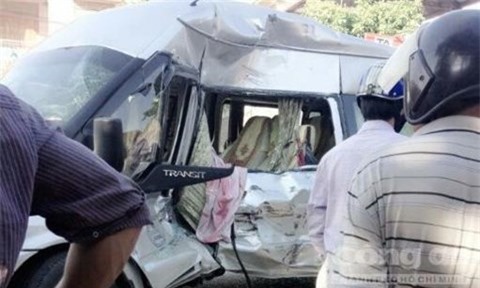 Xe bồn tông xe khách, ba hành khách bị thương nặng