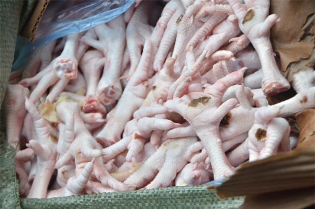 Bắt giữ hơn 3 tấn chân gà đông lạnh đang tìm cách tiêu thụ
