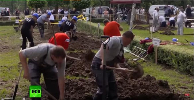 Hungary: Độc đáo cuộc thi... đào mộ
