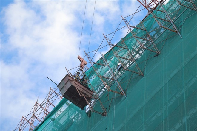 Rơi giàn giáo công trình cao hơn 20 tầng, nhiều người hoảng loạn