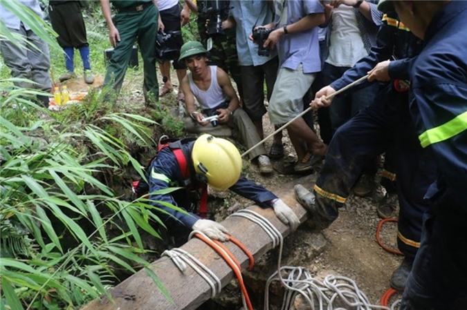   3 phu vàng vẫn mắc kẹt trong hang tại Thanh Hóa
