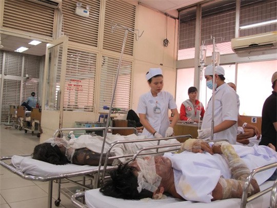 Chồng tạt dầu thiêu sống vợ lúc rạng sáng vì mâu thuẫn