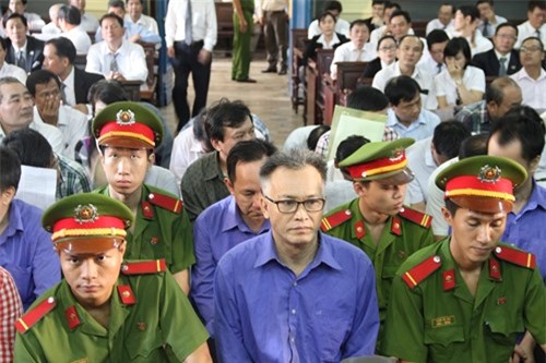 Xét xử 30 cán bộ hải quan "nhúng chàm" vì kiều nữ