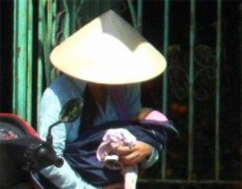 Phát hiện bé trai còn nguyên dây rốn bị vứt bỏ bên bờ ruộng