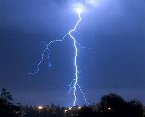 Sét đánh trúng mâm cơm, 4 người một nhà thương vong