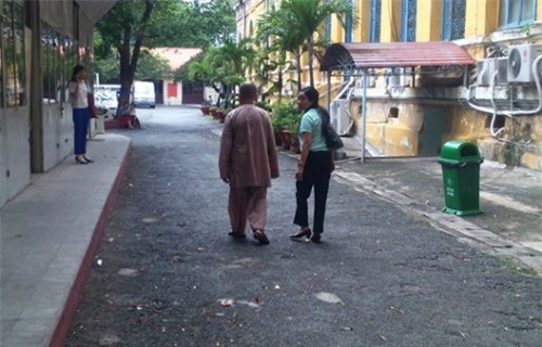 Sư thầy "sân hận" tạt thẳng axit vào mặt nạn nhân 