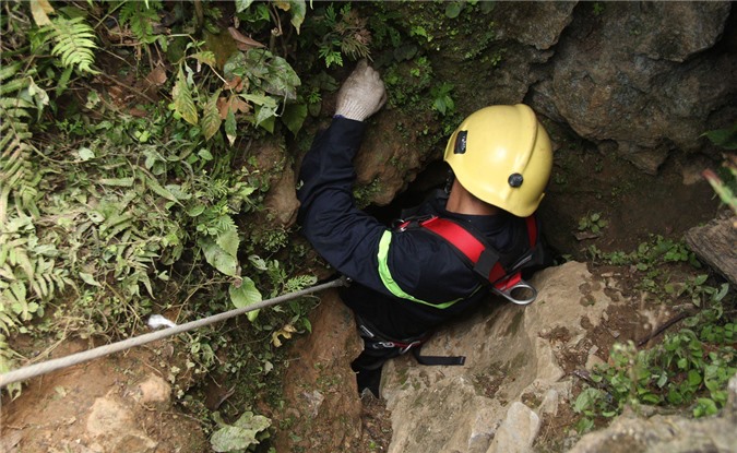 Vụ 3 phu vàng ngạt khí tại Thanh Hóa: Đưa 1 nạn nhân ra khỏi hang