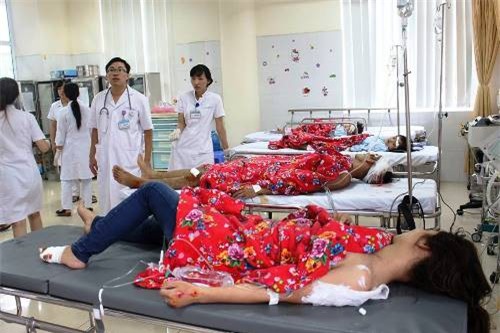 Kinh hoàng sét đánh trúng 6 người đang đi trên đường ở Quảng Ninh