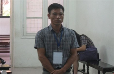 Nghi vợ cặp bồ, chồng cầm chai bia đập thẳng vào đầu tình địch